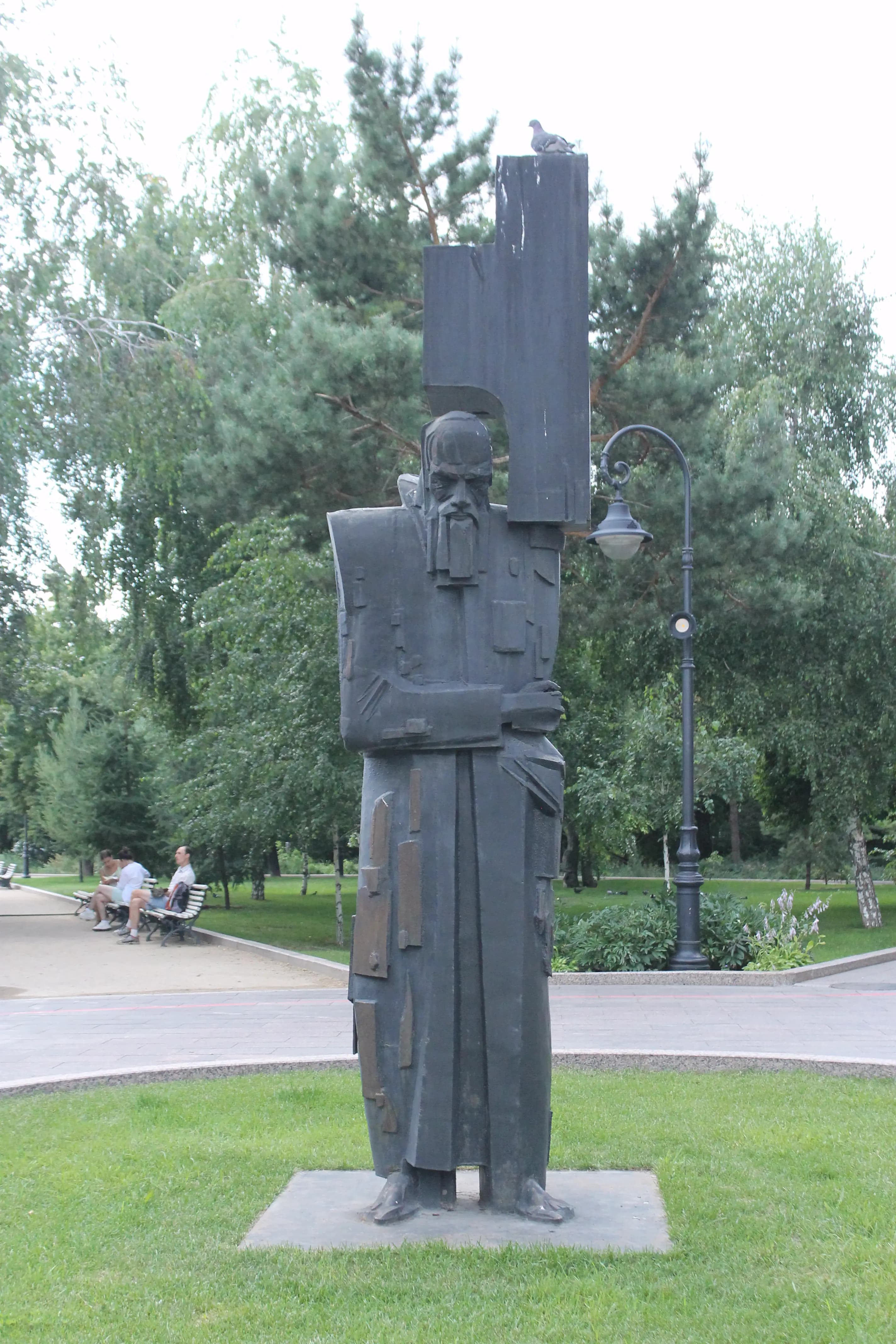 pamyatnik-f-m-dostoevskomu-krest-nesuschii