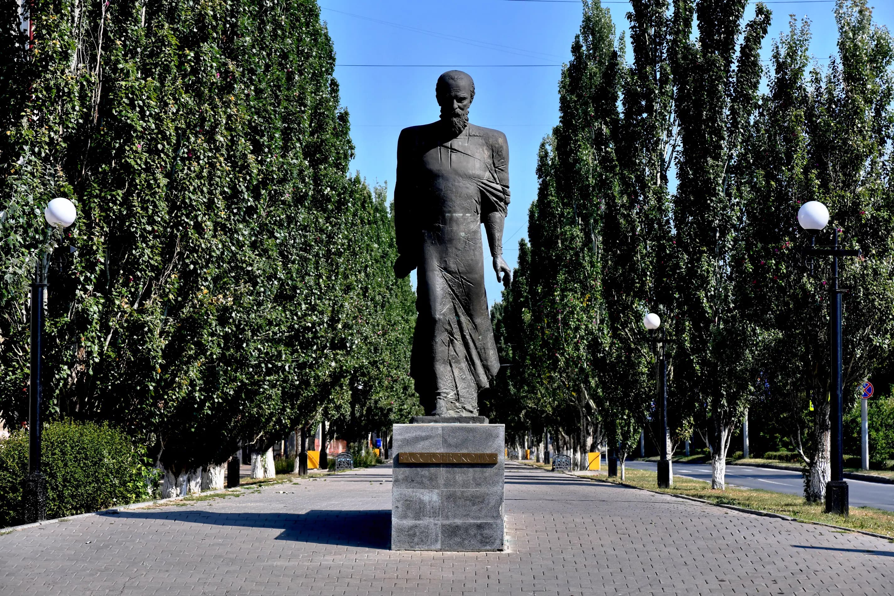 pamyatnik-f-m-dostoevskomu