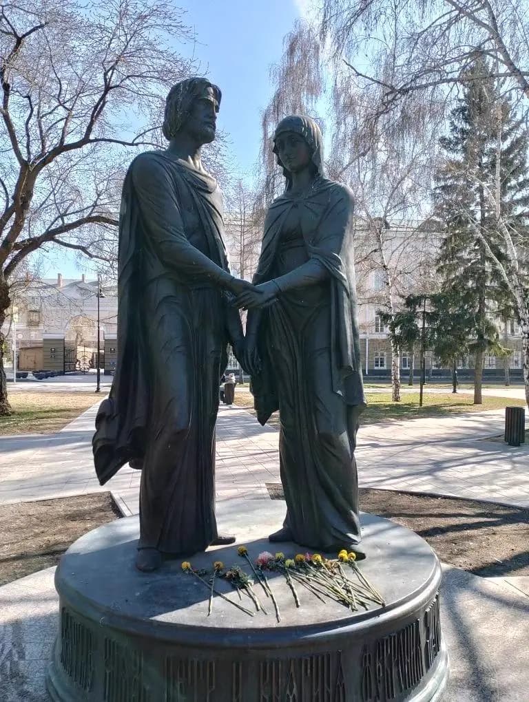 pamyatnik-svyatym-petru-i-fevronii