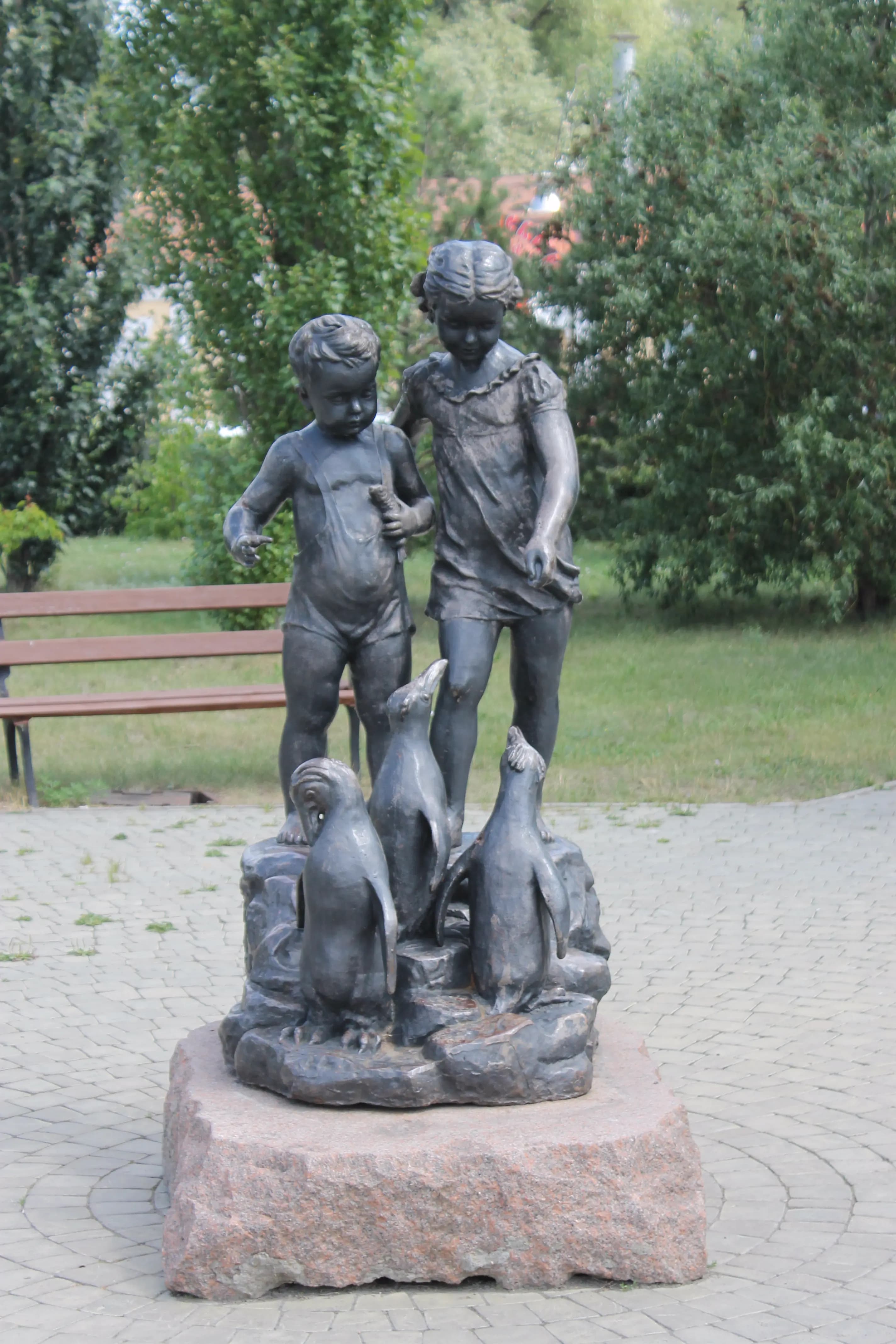skulptura-deti-kormyaschie-pingvinov