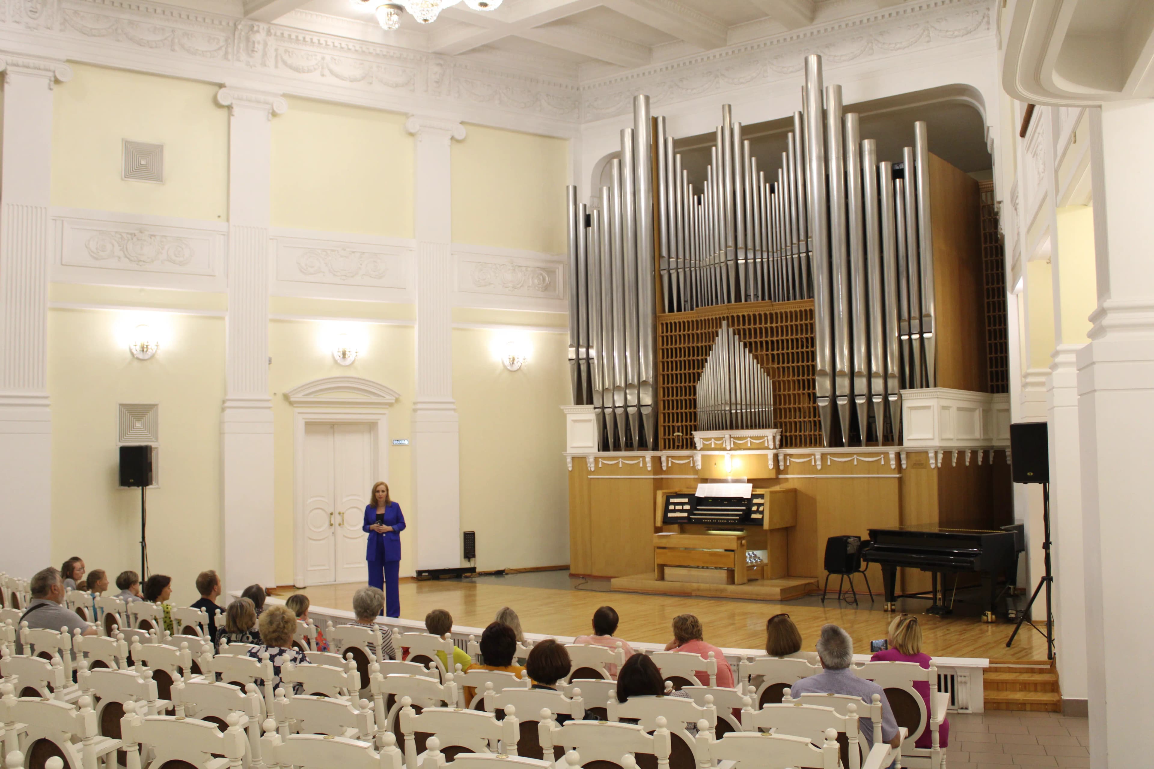 omskaya-filarmoniya-organnyi-zal